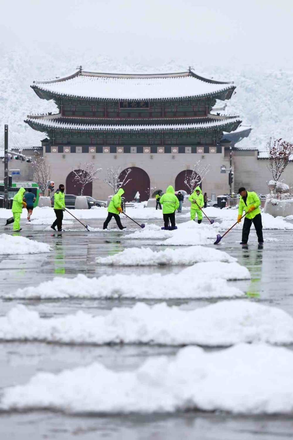 1732970890 802 Guney Korede Kar Firtinasi 4 Olu 11 Yarali Güney Kore’de kar fırtınasında yaşamını yitirenlerin sayısı 4’e yükseldi