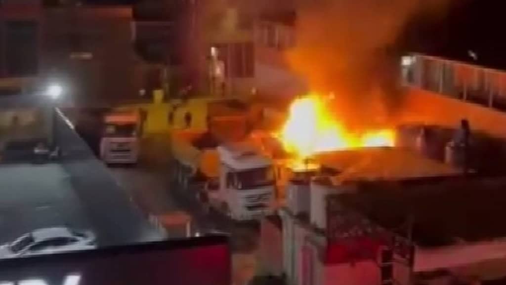 Ataşehir'de hafriyat kamyonları alev aldı. O anlar görüntülendi