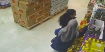 Başakşehir’de markete dadanan zeytinyağı hırsızları kameraya yakalandı