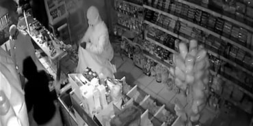 3 hırsız marketi talan etti