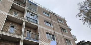 Ablasını bıçakladı ölüme atladı