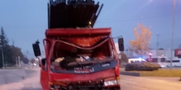 Demir yüklü kamyon tankere çarptı! Kağıt gibi ezildi