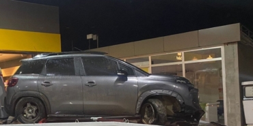 İstinat duvarına çarpıp devrilen otomobilde 2 kişi yaralandı