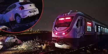 Diyarbakır'da hemzemin geçitte yolcu treni, otomobile çarptı