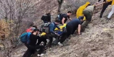 Yaralıyı taşımak için ağaçtan sedye yaptılar