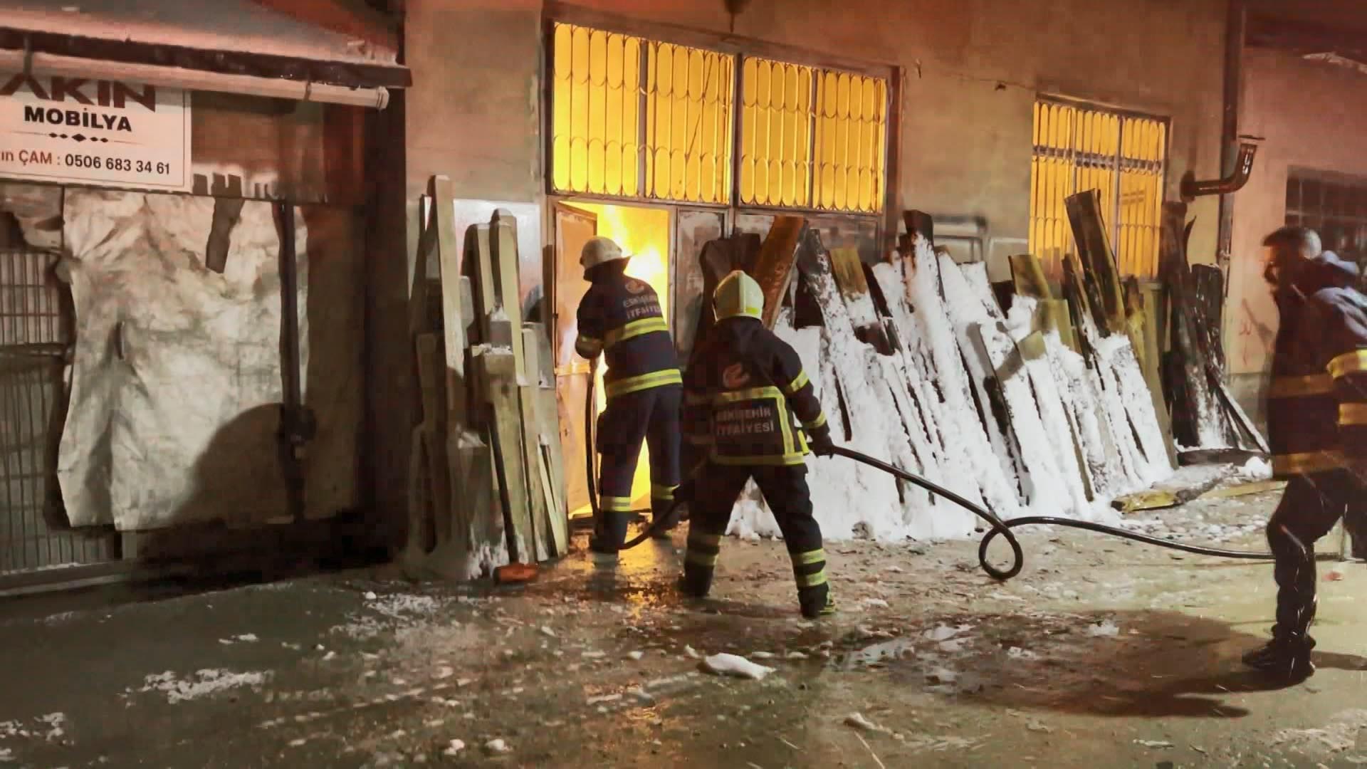 Eskisehirde Mobilya Atolyesinde Yangin Cikti Yangın anına ait fotoğraf