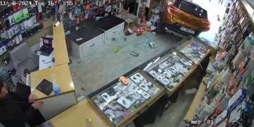 Gazla freni karıştırdı iş yerine daldı