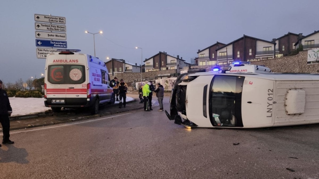 Gizli buzlanma servis minibüsünü devirdi 7 işçi yaralandı