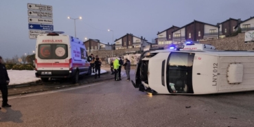 Gizli buzlanma servis minibüsünü devirdi 7 işçi yaralandı