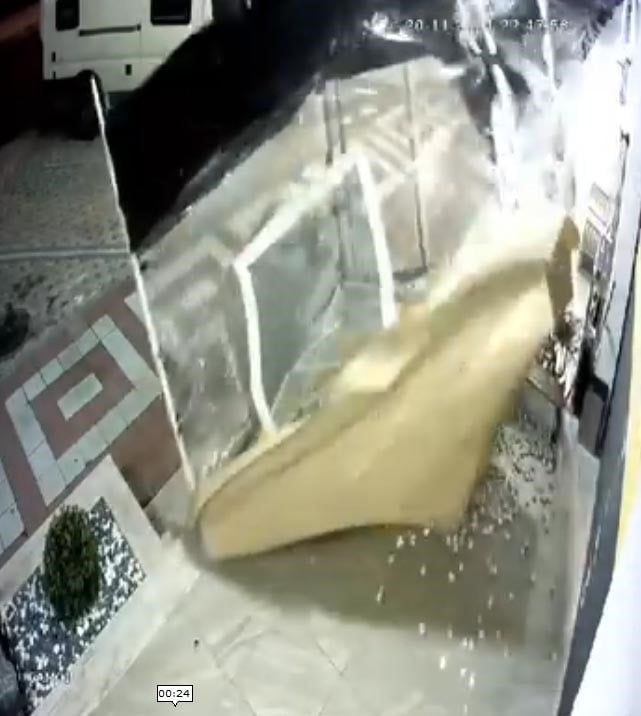 Istanbulda Siddetli Yagis ve Ruzgar Etkili Güvenlik kameraları o anları kaydetti