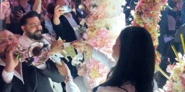 Ünlü şarkıcı kızının düğününde para saçtı