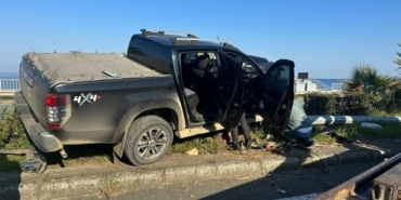 Kontrolden çıktı direğe çarptı: Olayda 2 kişi yaralandı