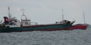 Salıncak gibi sallanan yük gemileri limana gidemedi