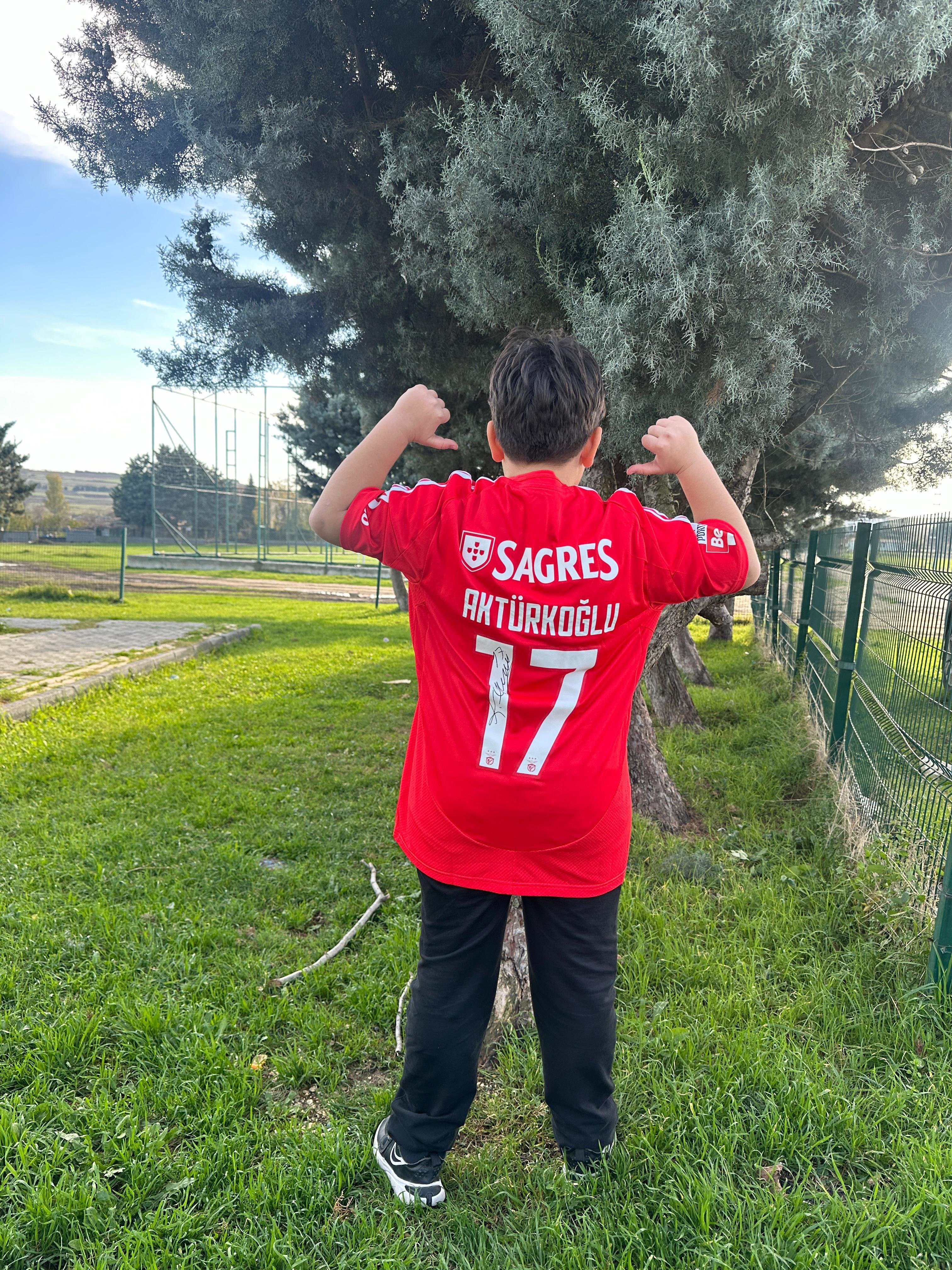 Keremden Ruzgara Duygu Dolu Forma Jest kerem-akturkoglunun-gonderdigi-imzali-b-434505-128262.jpg