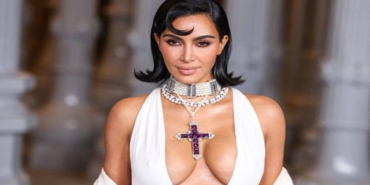 Kardashian dini sembollerle dalga geçmekle suçlanıyor