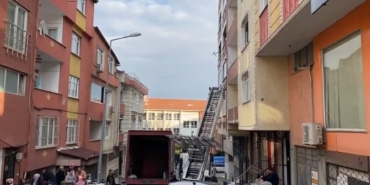 Küçükçekmece'de ağır hasarlı bina tahliye edildi