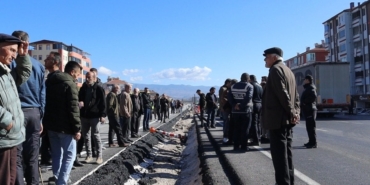 Eylem yapaarak karayolunu trafiğe kapattılar