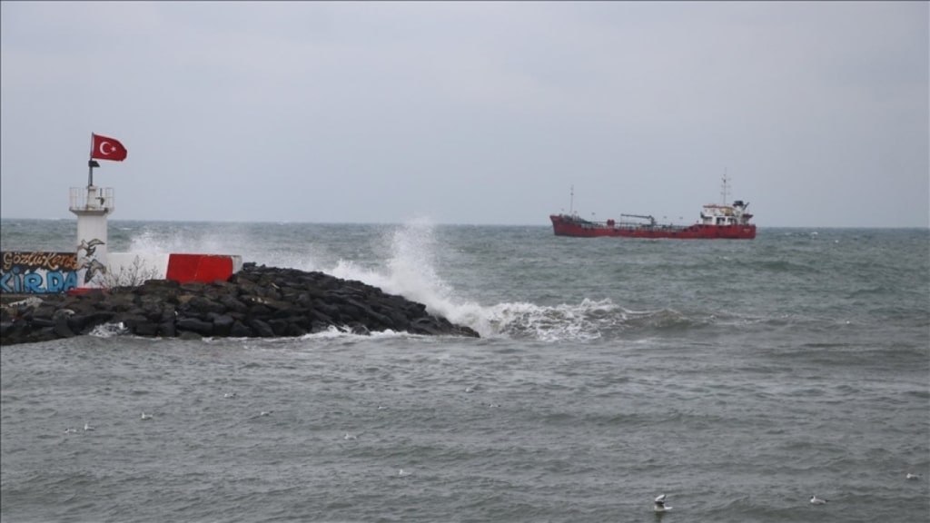 Marmara Denizi'nde ulaşımına poyraz engeli