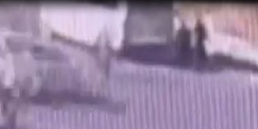 Aracından indirdiği yolcuları ezdi