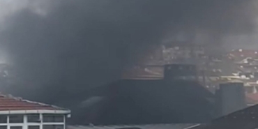 Bahçelievler'de yanan motosikletlerden çıkan alevler binaya sıçradı