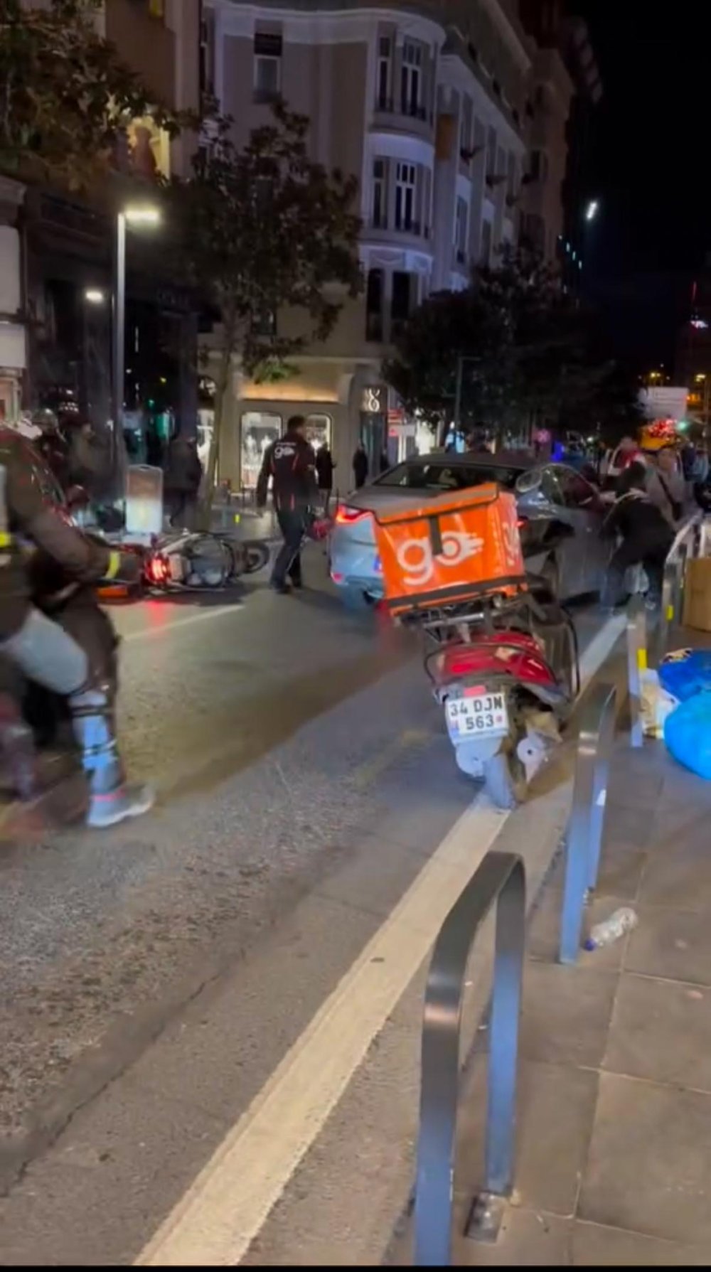 Motosikletli Kurye Arkadaslariyla Saldirdi Gerginlik sonucunda kuryelerin kavga etmek için toplandığı an