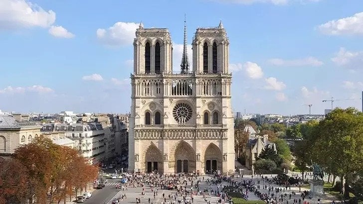 Notre-Dame Katedralinde Çanlar Yeniden Çaldı