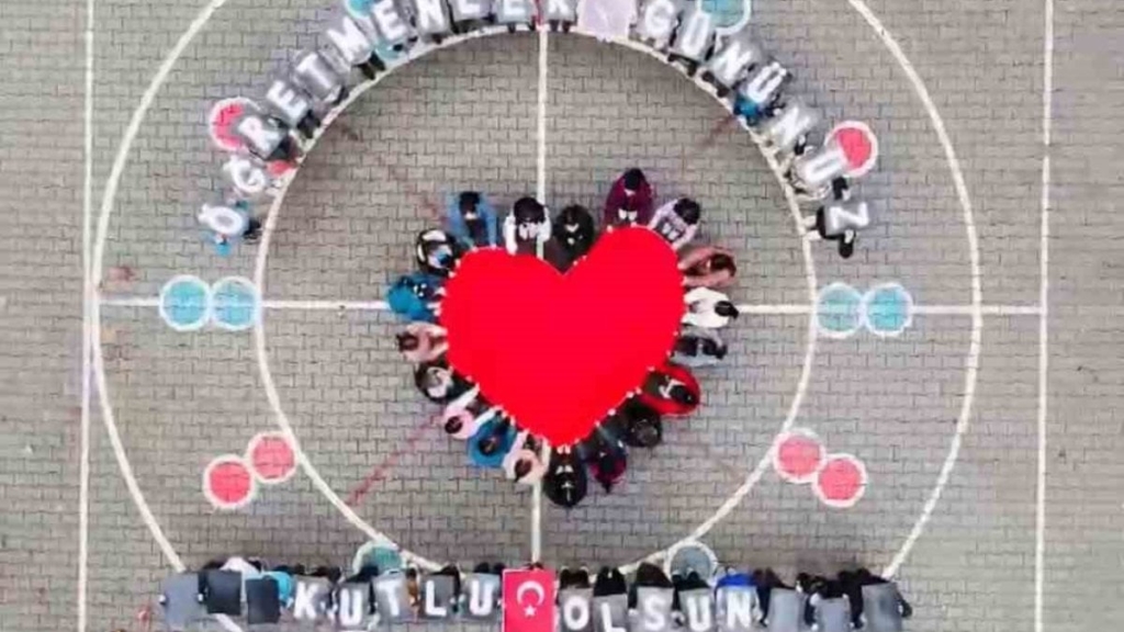 Öğrencilerden Öğretmenler Günü koreografisi