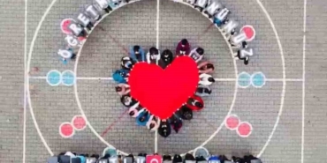 Öğrencilerden Öğretmenler Günü koreografisi