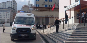 Öğretmen okuldaki merdivenden düştü