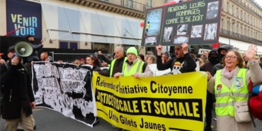 "Macron istifa" sloganları Paris'i inletti