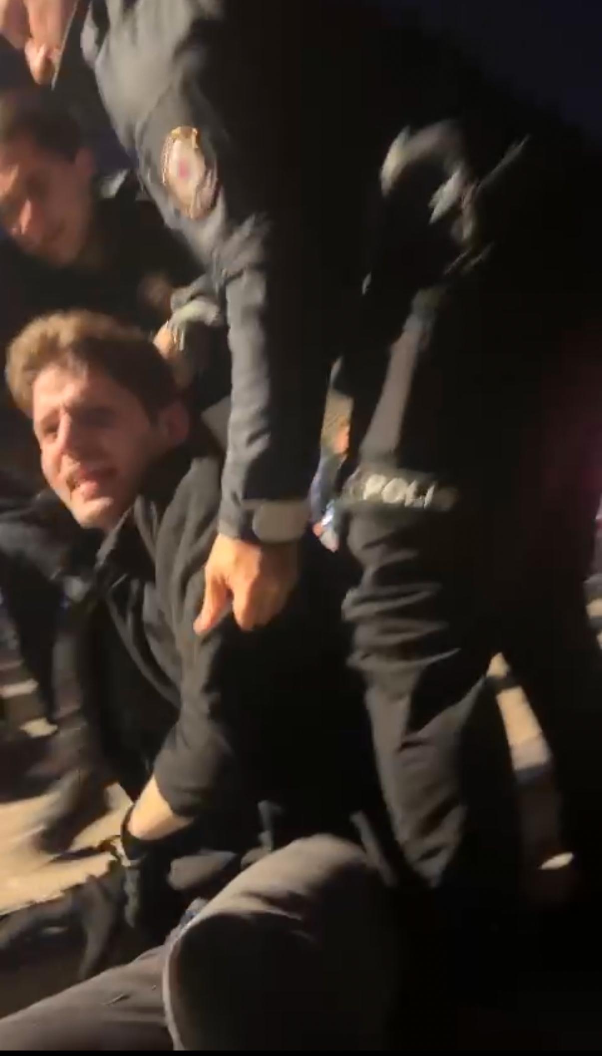 Polise Mukavemet Eden Genc Serbest Birakildi istanbul-besiktasta-polise-direnen-sup-443475-130976.jpg