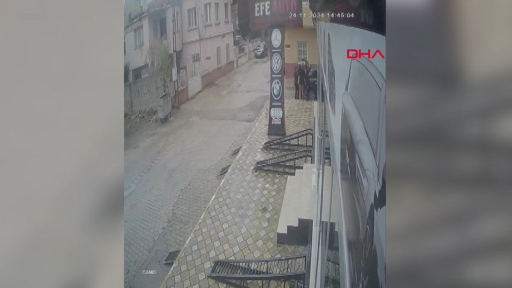 Hatay'da reklam tabelası az daha can alıyordu!