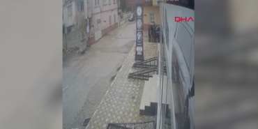 Hatay'da reklam tabelası az daha can alıyordu!