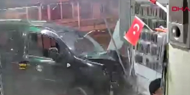 Direksiyon hakimiyeti kaybeden sürücü iş yerine daldı