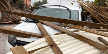 Uçan çatı araçları parçaladı