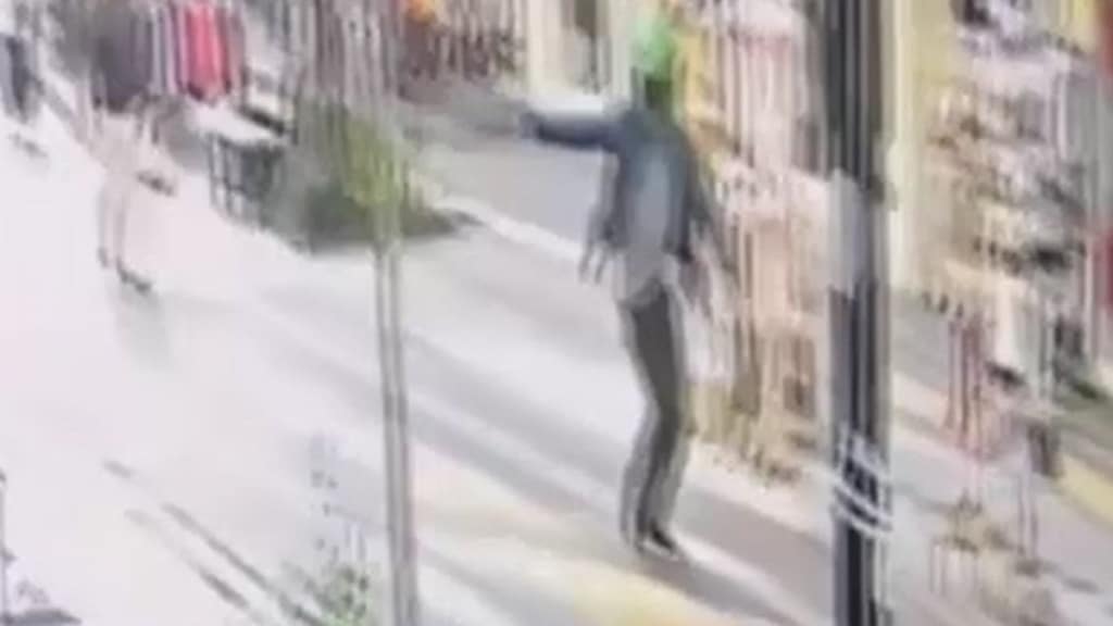 Motosiklet kasklı taktı kurşun yağdırdı