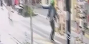 Motosiklet kasklı taktı kurşun yağdırdı