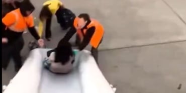 Kalkış öncesi yolcunun cep telefon bataryası alev aldı yolcular tahliye edildi