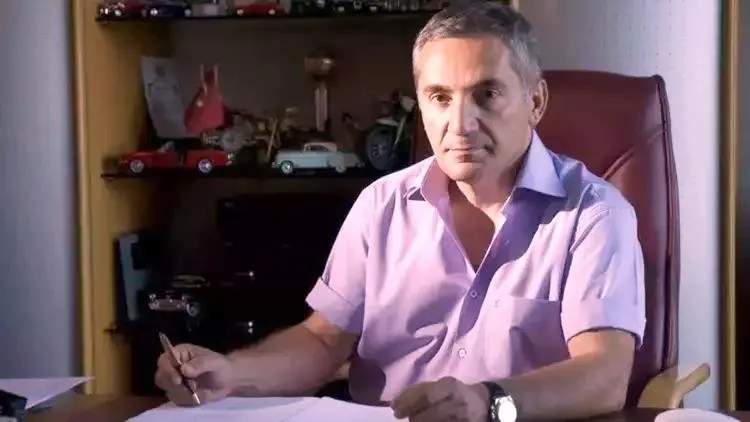 Sukru ve Husniye Avsar 43 Yilin Ardindan Bosandi 0x0-43-yillik-evlilik-10-dakikada-bitti-unlu-yapimci-sukru-avsar-ve-esi-husniye-avsar-bosandi-1731641716489.webp