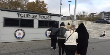 Taksim’ de Türk bayrağı dağıtıp, sözde bağış toplayan 6 kadına para cezası