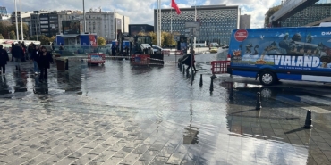 Taksim'i su bastı, trafikte aksamalar yaşandı