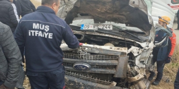 Tren kamyonete çarptı: 1 ölü, 1 yaralı