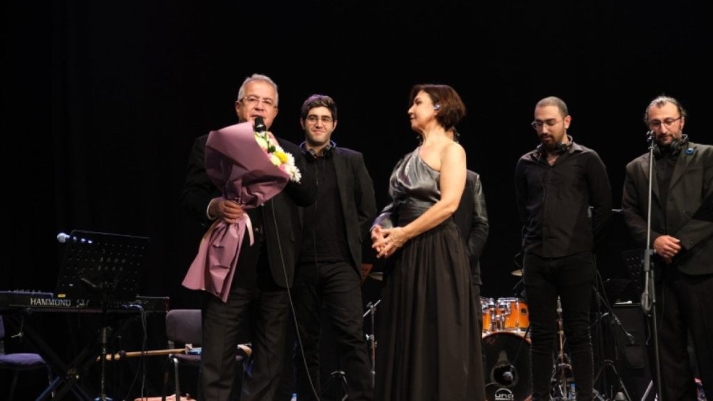 Feryal Öney ile türkü dolu gece! Bursalılara müzik ziyafeti yaşattı