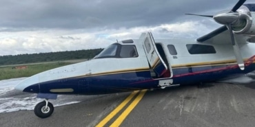 Çift motorlu uçağın iniş takımları kırılınca büyük tehlike atlattı