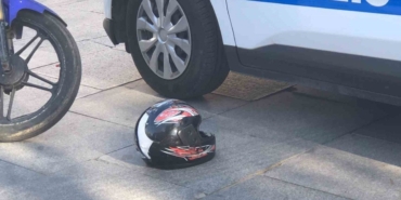 Yol verme tartışması büyüdü! Motosikletliyi kaskıyla dövdü