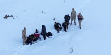 Karlı arazide kaçak göçmenlere şok baskın