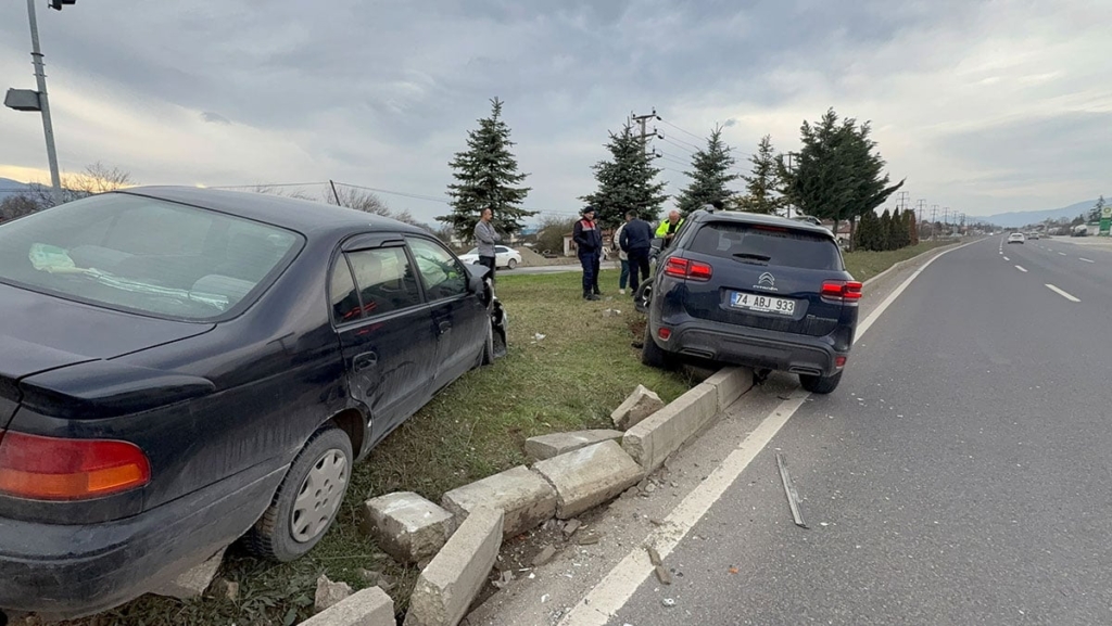 Düzce'de çarpışan araçlar refüje çıktı: 2 yaralı