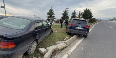 Düzce'de çarpışan araçlar refüje çıktı: 2 yaralı