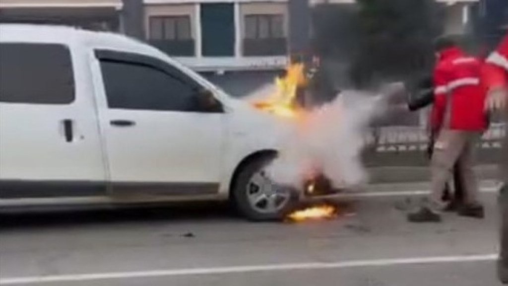 Batman’da seyir halindeki hafif ticari araç yandı