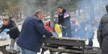 1,5 ton hamsi dağıtıldı! Kar üzerinde horon teptiler